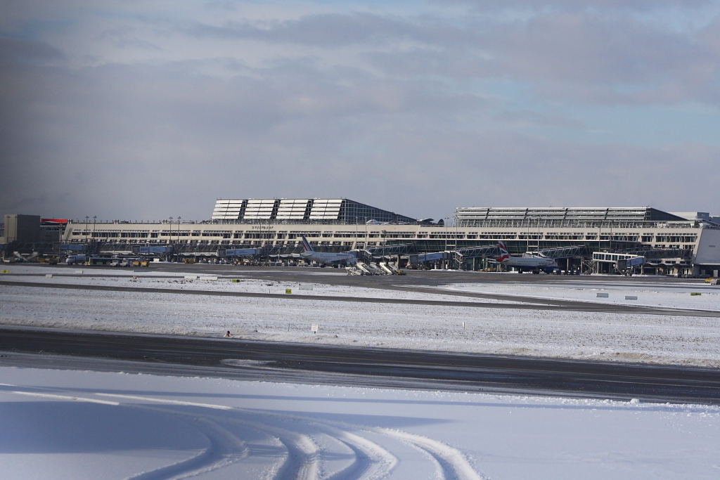 Der Flughafen Stuttgart am 18. Dezember 2010 mit nur wenigen Flugzeugen auf dem Vorfeld