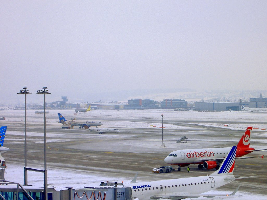 Der Flughafen Stuttgart am 9. Januar 2010 bei -15C.
Ganz vorne am Terminal steht eine Air France (Regional)-Embraer ERJ-190-100LR. Weiter hinten ist ein Airberlin-Airbus A319-100 zu sehen und im weiteren Hintergrund rollt eine Canadair CRJ-100 von Eurowings zur Startbahn und hintendran wird gerade ein Condor-Airbus A320-200 enteist und dahinter landet gerade ein Germanwings-Airbus A319-100.