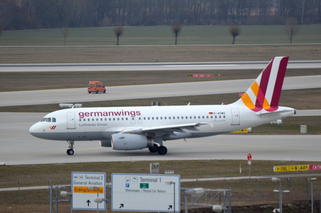 Der Germanwings Airbus A319-100 D-AGWO rollt am 08.04.13 in Mnchen zum Start.