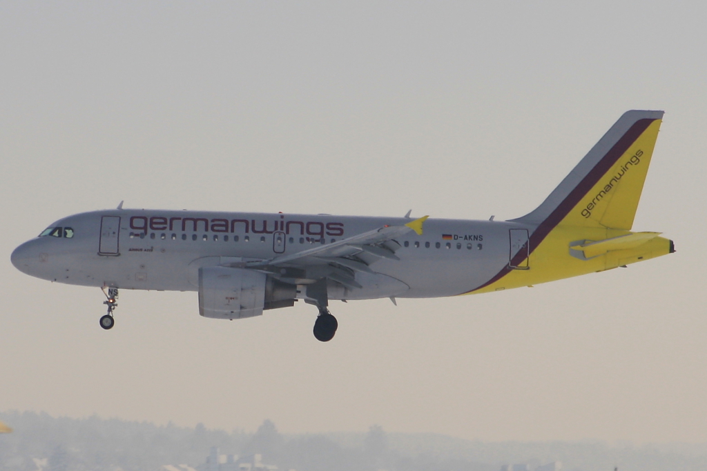 Der Germanwings-Airbus A319-112 D-AKNS bei der Landung auf dem Stuttgarter Flughafen am 28. November 2010. Bis zum Jahr 2008 trug diese Maschine die rosane T-Mobile-Aufschrift.  
