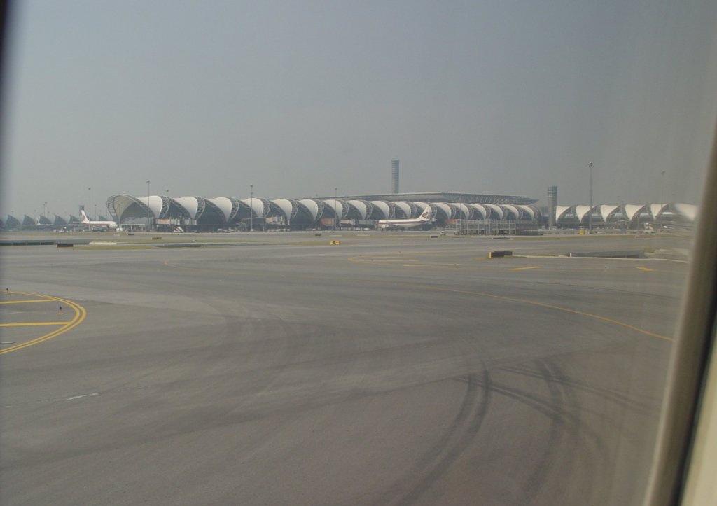 Der internationale Flughafen Bangkok Suvarnabhumi vom Flugzeug auf einem Taxiway aus im November 2009 