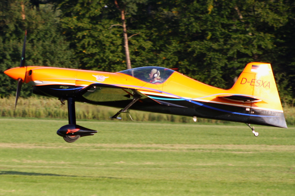 Der Kunstflieger Martin Steinbach beim Flugplatzfest Karlsruhe-Forchheim beim Start am 18.09.10
