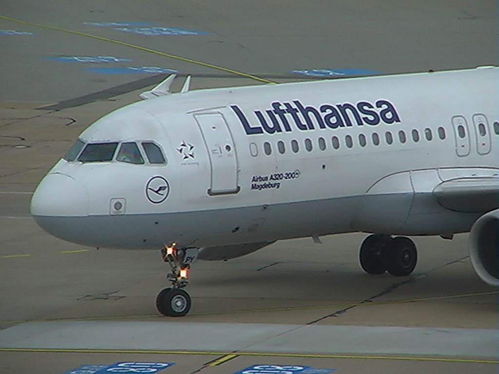 Der Lufthansa Airbus A320-211 D-AIPY  Magdeburg  kurz nach der Landung in Hamburg-Fuhlsbüttel am 11.08.2008