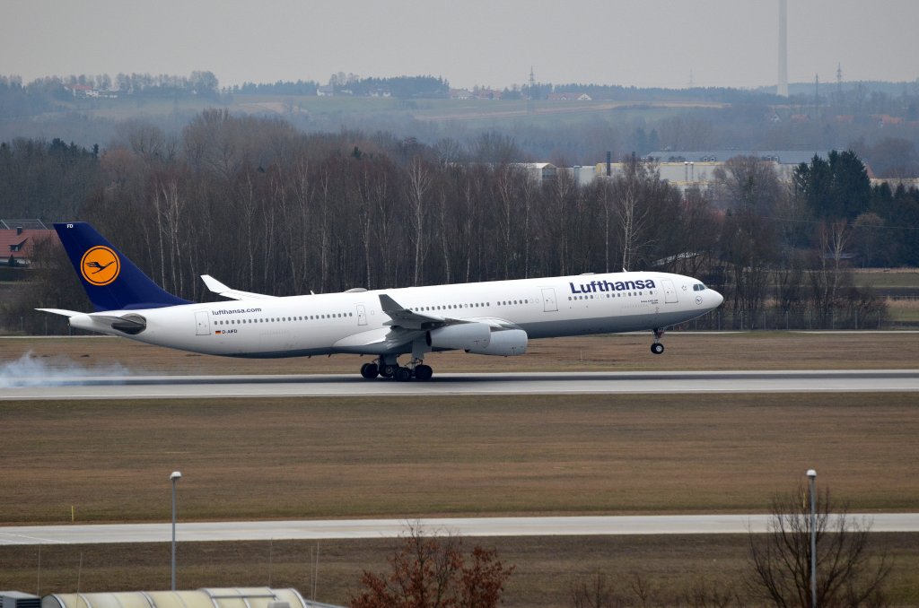 Der Lufthansa Airbus A340-300 D-AIFD Gießen bei der Landung in München am 08.04.13