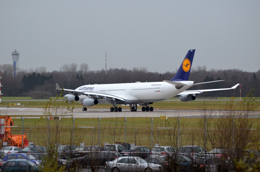 Der Lufthansa Airbus A340-300 D-AIGW Gladbeck vor dem Start in Hamburg Fuhlsbttel am 08.12.11
