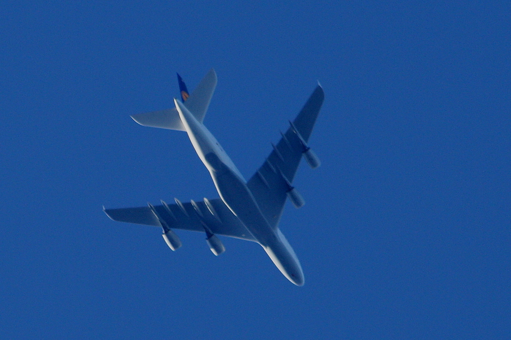 Der Lufthansa-Airbus A380-800 D-AIMA nach seinem Flugtraining auf dem Flughafen Karlsruhe/Baden-Baden fliegt ber Karlsruhe (28.08.10)

