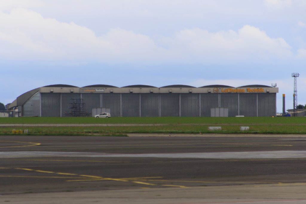 Der Lufthansa Technik-Hangar aus der Zeit der Interflug auf dem Flughafen Berlin-Schnefeld (17.08.10)
