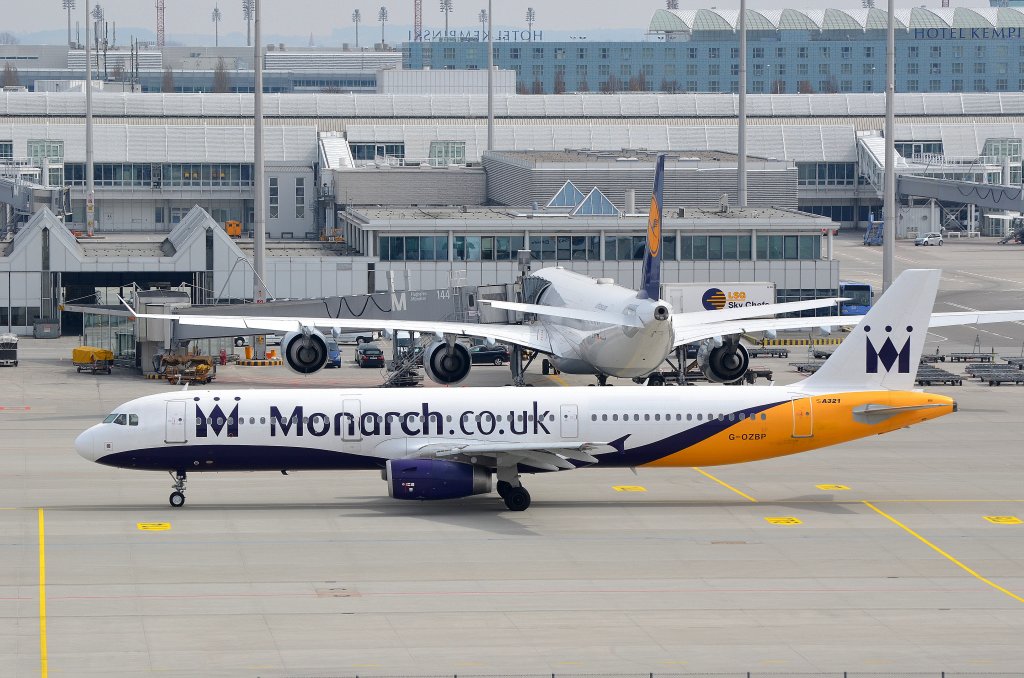 Der Monarch Airlines Airbus A321 G-OZBP in Mnchen am 08.04.13