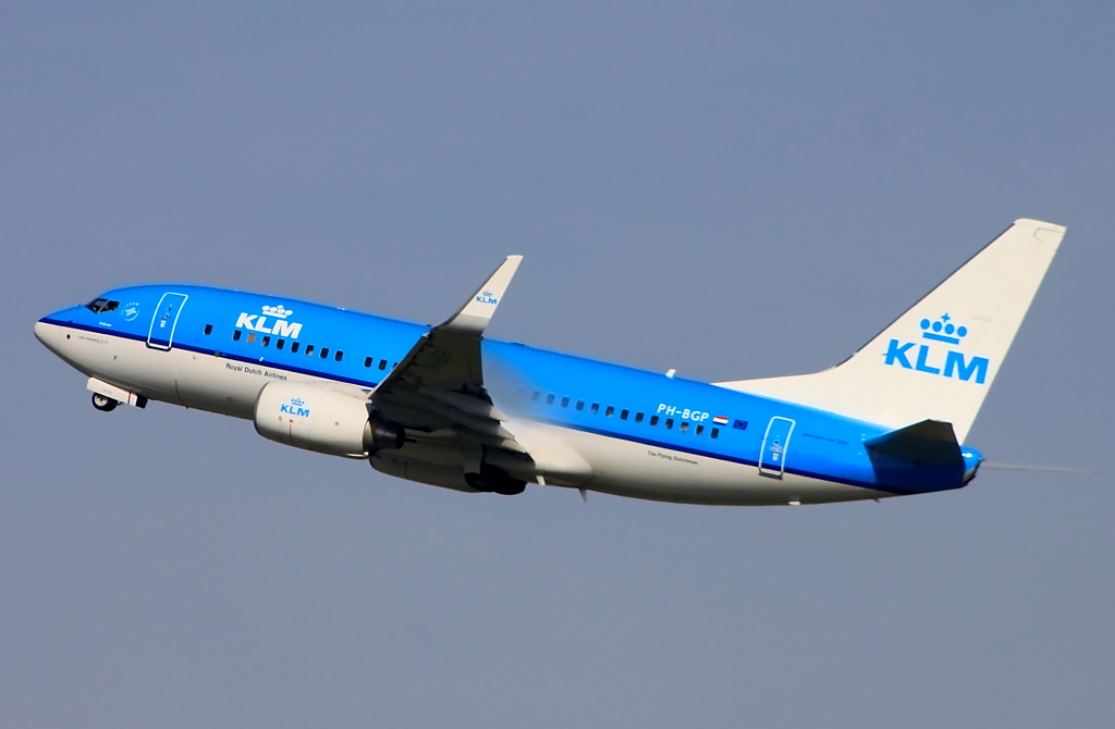 Der Nebel ist schon fast verschwunden, ... eine Boeing 737 von KLM beim Start am 20.10.2012 in Zrich