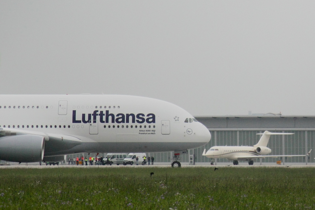Der neue, erste Airbus A380-800 (Zulassung D-AIMA) fr die Deutsche Lufthansa rollt am General Aviation-Gelnde in Stuttgart vorbei (Datum 2. Juni 2010) 