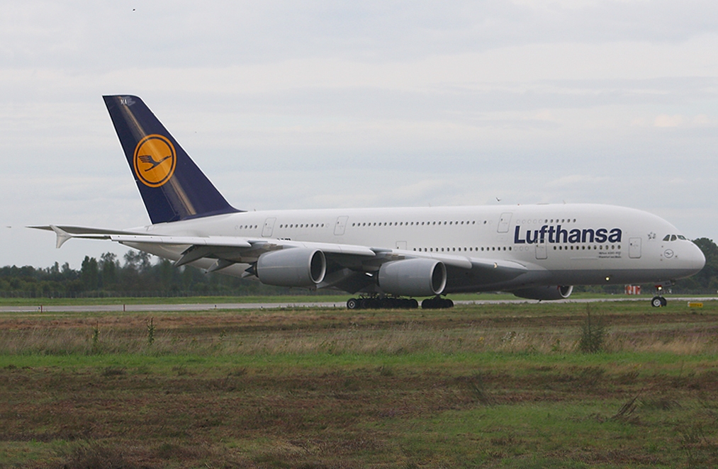 Der neue Lufthansa-Airbus A380-800 D-AIMA beim Ausrollen von der Runway am Baden-Airpark am 25.08.10