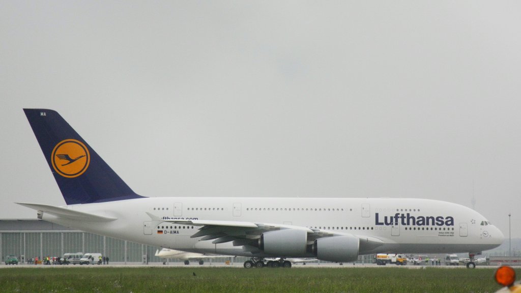 Der neue Lufthansa-Airbus A380-800 mit der Zulassung D-AIMA rollt am Mittwoch, den 2. Juni 2010 auf dem Stuttgarter Flughafen zur Startbahn 26, auf der er gleich starten wird.