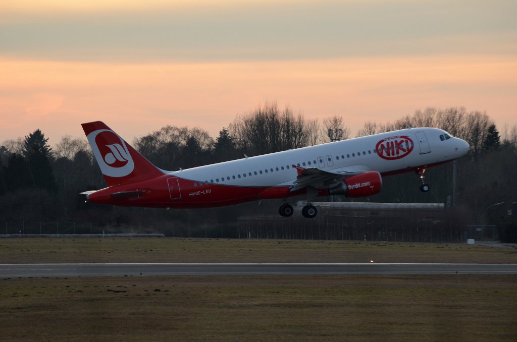Der NIKI Airbus A320-200 OE-LEU beim Start in Hamburg Fuhlsbttel am 27.02.12