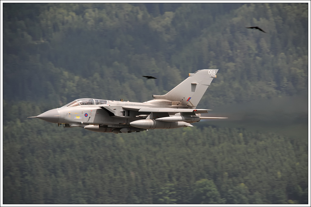 Der RAF Pilot mit seinem Panavia PA 200 Tornado
wollte es anscheinend auch noch einmal vor dem Heimflug wissen, und brauste bei mir mit Nachbrenner und im Tiefflug am 4.7.2011 vorbei. Aufnahme zwei Tage nach der offiziellen Airpower 2011 in Zeltweg/Steiermark/sterreich.