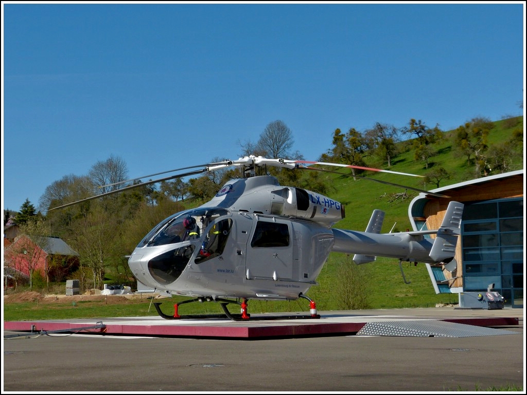 Der Rettungshubschrauber der Luxemburger Air Rescue  LX-HPG  steht in neuer Lakierung, einsatztbereit beim Krankenhaus in Ettelbrck abgestellt.  01.04.2012