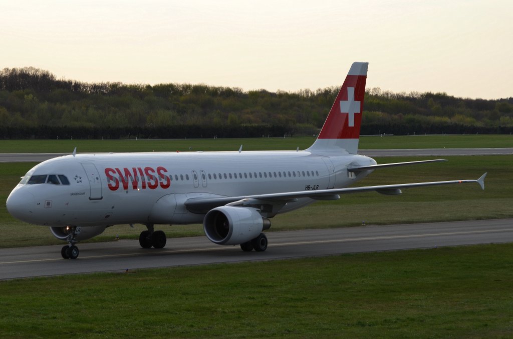 Der Swiss Airbus A320 HB-JLR nach der Landung in Hamburg Fuhlsbttel am 02.05.13