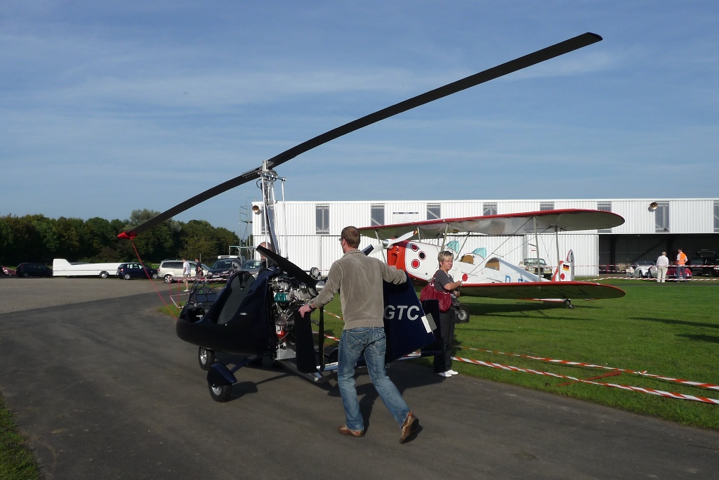 Der UL-Hubschrauber D-MGTC ist so leicht, dass er problemlos von zwei Personen weg gerollt werden kann. Flugplatz Niershorst, 11.9.2010