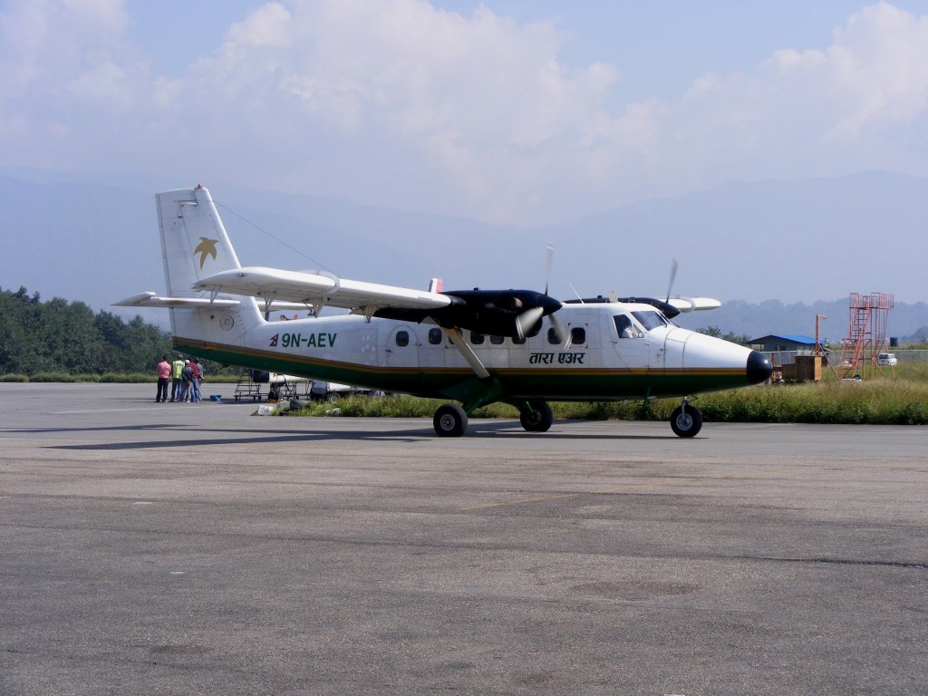 DHC-6 Twin Otter 9N-AEV von TARA Air auf dem Airport Kathmandu (KTM) am 18.10.2012