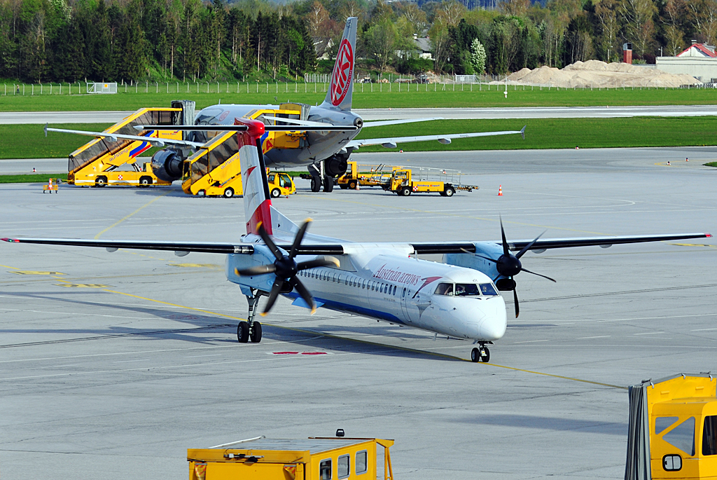 DHC 8-402 Q Dash 8 - Austrian Arrows OE-LGL kurz vor der Parkposition am Flughafen Salzburg - 26.04.2012