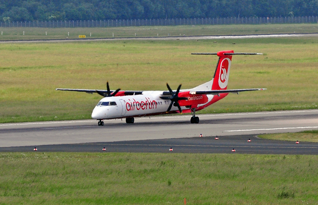 DHC-8-402 Q Dash 8 der Air Berlin, D-ABQJ, rollt auf dem  taxyway  in Dus - 07.06.2010