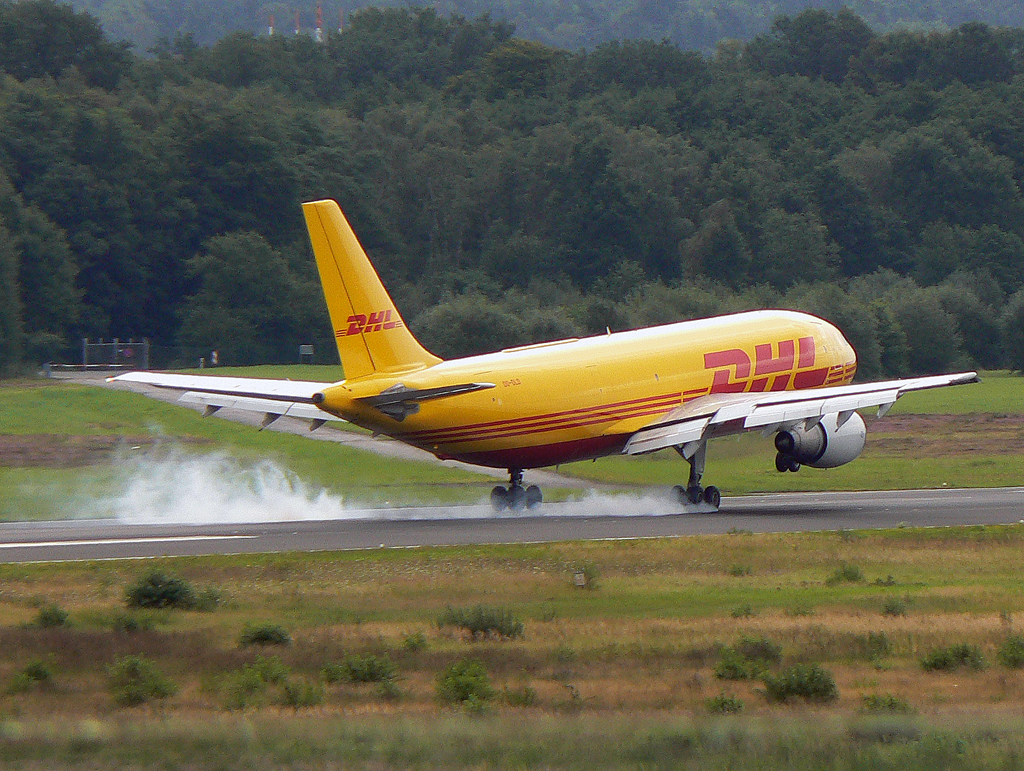 DHL A-300 B4-200F OO-DLD beim Touchdown auf 14L in CGN / EDDK / Köln Bonn am 19.08.2007