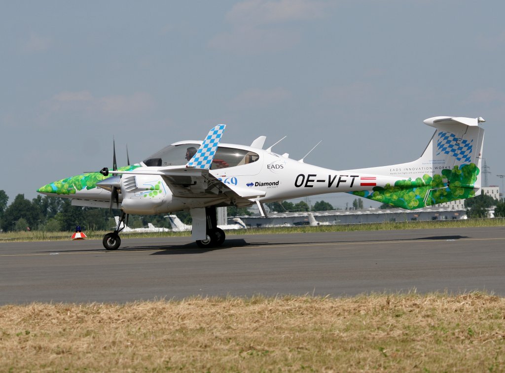 Diamond Aircraft Industries/EADS DA-42 Twin Star OE-VFT am 09.06.2010 auf der ILA in Berlin-Schnefeld. Das Flugzeug fliegt mit Brennstoff der aus Algen gewonnen wurde.