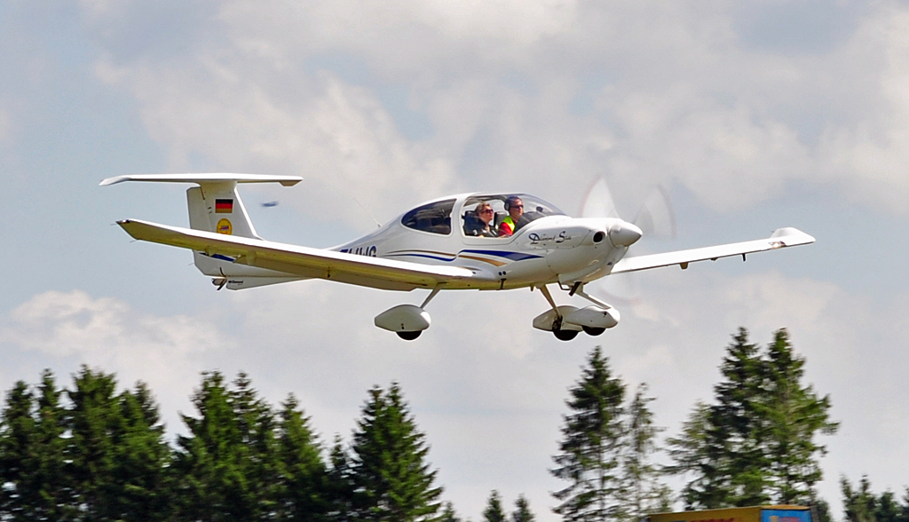 Diamond D-40  Diamond Star  kurz vor der Landung in Breitscheid - 21.08.2010