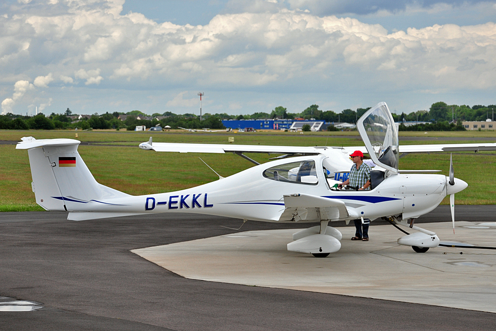Diamond DA 40-180  Diamond Star  D-EKKL an der Tankstelle in Bonn-Hangelar - 07.07.2012