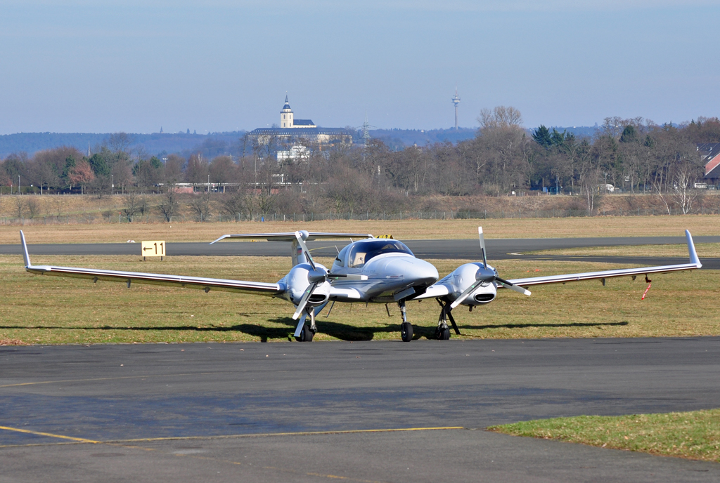 Diamond DA-42 Twin Star D-GOAL in Bonn-Hangelar - 09.02.2011