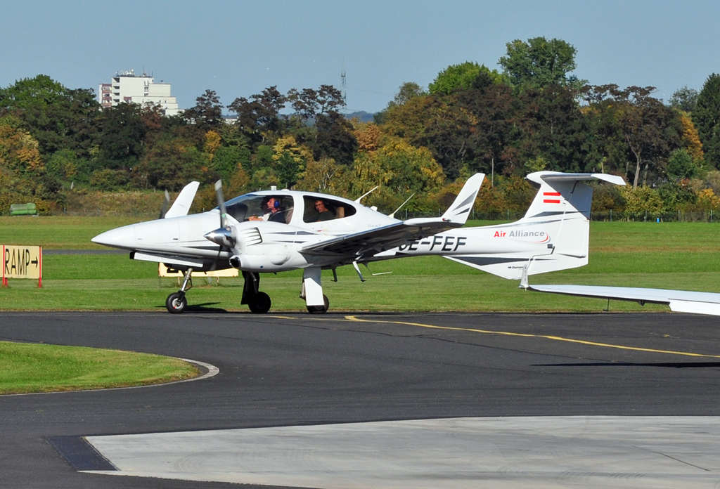 Diamond DA-42 TwinStar auf dem Rollweg in Bonn-Hangelar - 30.09.2011