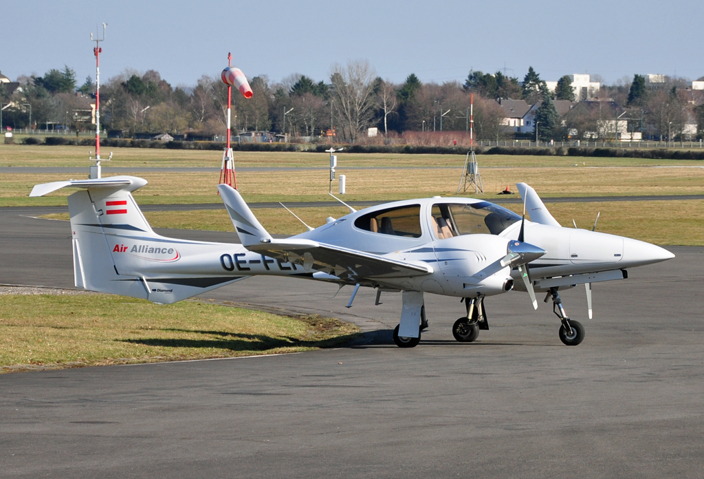 Diamond DA-42 TwinStar OE-FEF, Bonn-Hangelar 02.03.2011