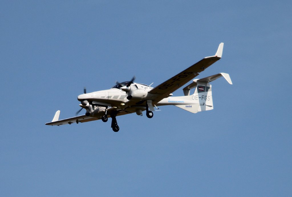 Diamond DA-42MPP OE-FGS bei der Landung zur ILA 2102 auf dem Flughafen Berlin-Schnefeld am 10.09.2012