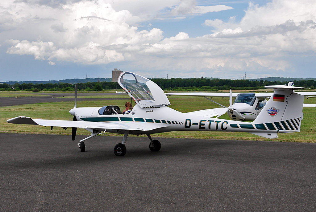 Diamond DA20A-1 Katana, D-ETTC, an der Tankstelle in Bonn-Hangelar - 07.07.2012