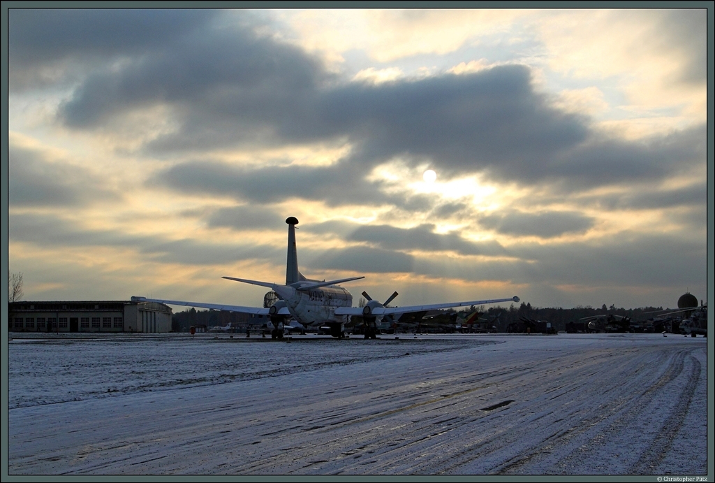 Die Abendsonne beleuchtet am 19.01.2013 die auf dem ehemaligen Flughafen Berlin-Gatow ausgestellte Breguet 1150 Atlantic 6117 der Marine.