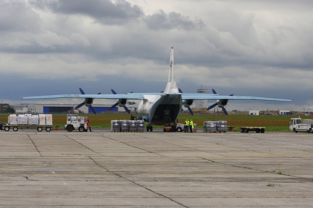 Die Aerovis Airlines-Antonov AN-12 wird mit Hilfsgtern fr die Pakistan-berschwemmungsopfer in Berlin-Schnefeld am 17. August 2010 beladen