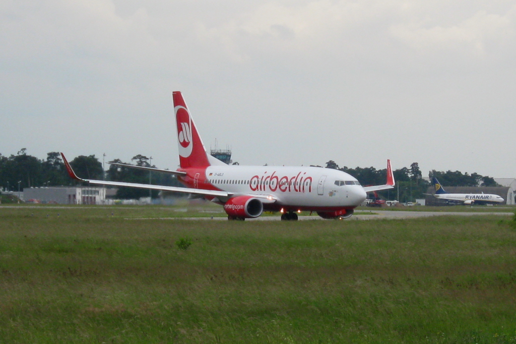 Die Air Berlin-Boeing 737-76J D-ABLD beim Lining-up in Karlsruhe/Baden-Baden am 31. Mai 2010  
