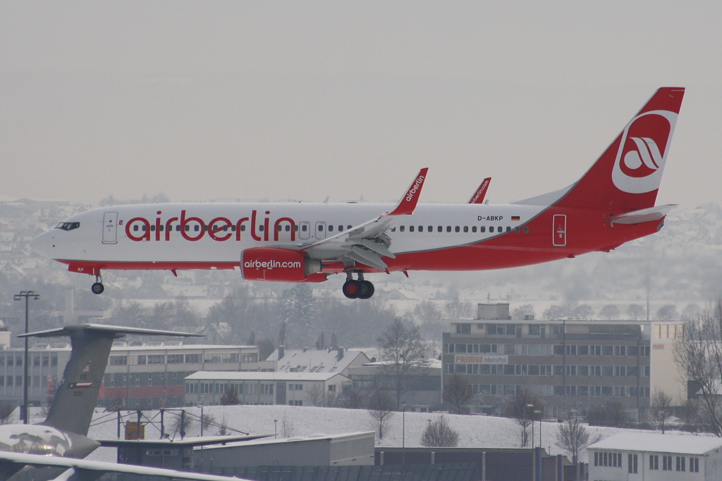 Die Airberlin-Boeing 737-8KJ mit der Zulassung D-ABKP ist ganz neu. Hier ist sie unmittelbar vor dem Aufsetzen auf dem Baden-Wrttembergischen Landesairport Stuttgart. 
Vor vielen Jahren trug diese Registrierung eine Boeing 727-230 der Lufthansa ( Europa Jet )

Copyright Matthias Weber, 28.November.2010