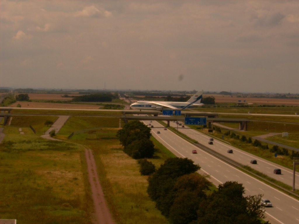 Die AN 124-100-150 beim Passieren der nrdlichen Rollbrcke ber die A4 am 07.07.2007