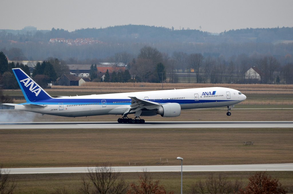 Die ANA Boeing 777 JA783A  bei der Landung in Mnchen Franz Josef Strau am 08.04.13