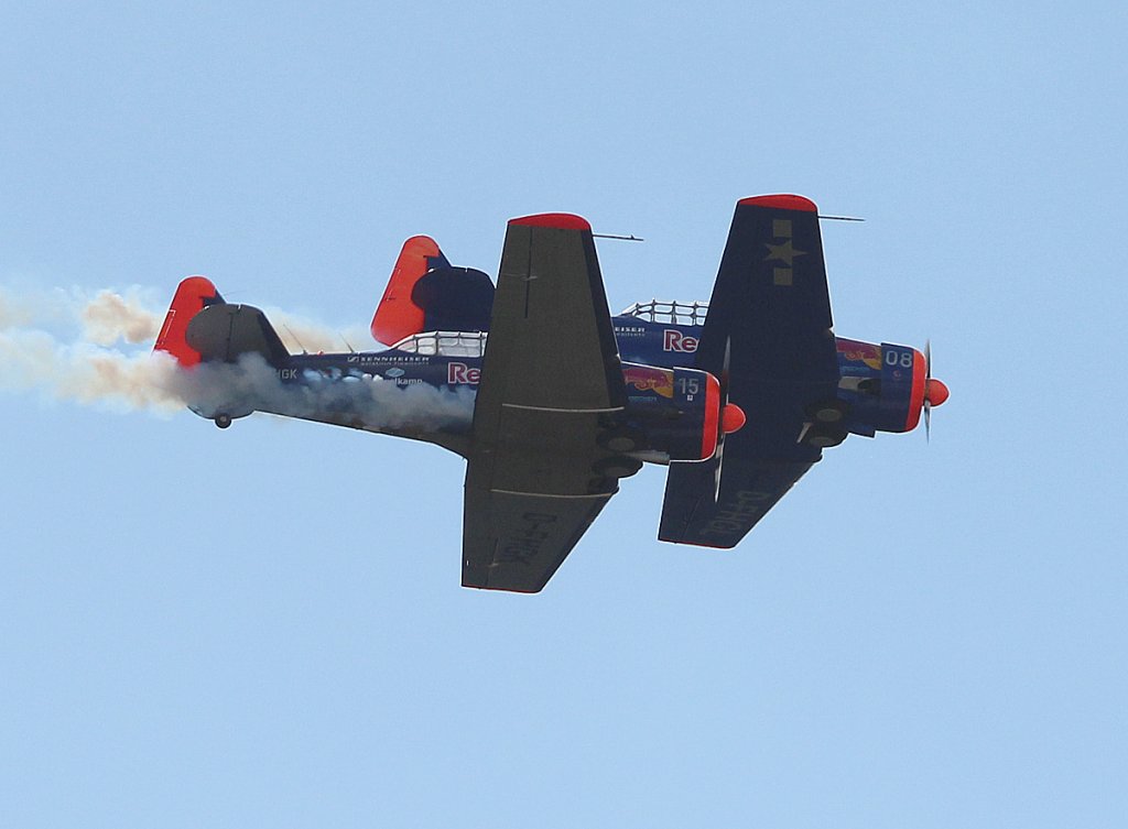 Die AT-6 Texan D-FHGL und D-FHGK bei der Flugvorfhrung auf der ILA 2012 am 13.09.2012