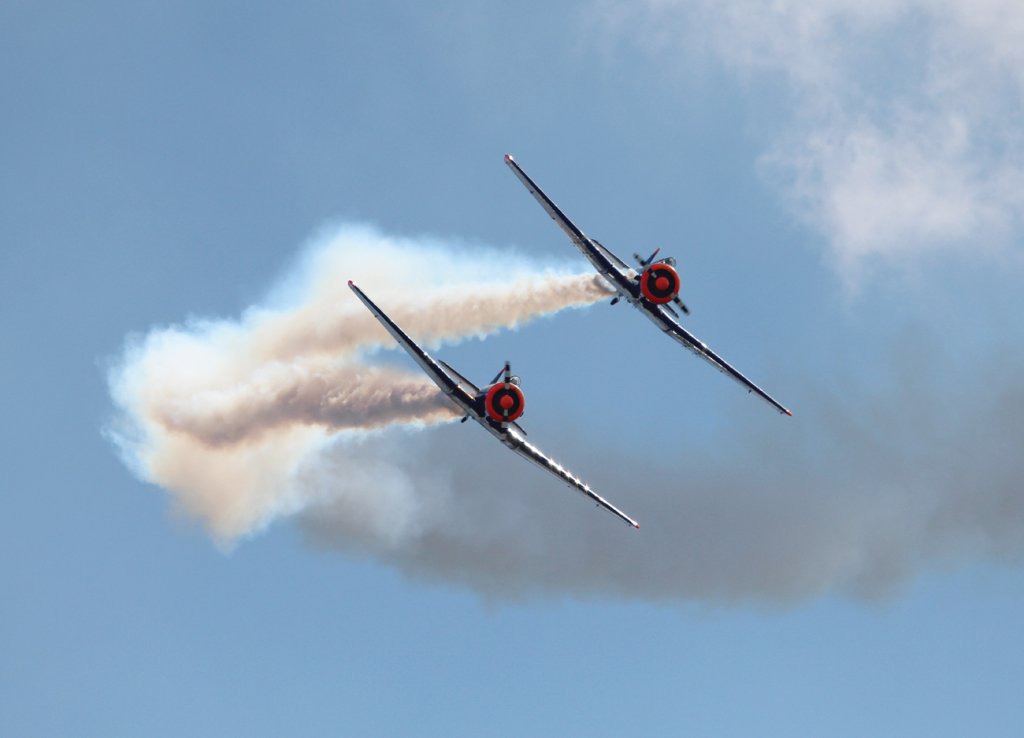 Die AT-6 Texan D-FHGL und D-FHGK bei der Flugvorfhrung auf der ILA 2012 am 13.09.2012
