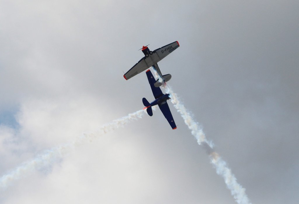 Die AT-6 Texan D-FHGL unf D-FHGK bei der Flugvorfhrung auf der ILA 2012 am 13.09.2012