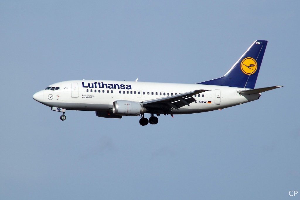 Die  Bad Nauheim  (D-ABIW, 737-500) der Lufthansa im Anflug auf Dresden. (27.2.2010)