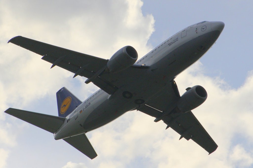 Die  Bad-Segeberg  der Lufthansa startet am 16.08.2010 in Berlin-Tegel. Es ist eine Boeing 737-530 und hat die Zulassung D-ABJA 