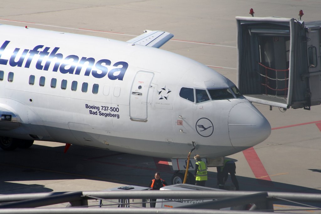 Die Boeing 737-530 D-ABJA mit Taufnamen Bad Segeberg der Lufthansa ist hier gerade am  Finger  am Terminal 1 in Stuttgart angekommen (06.09.10)