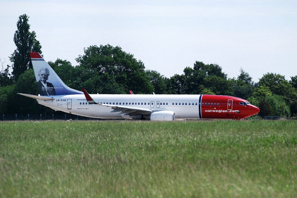 Die Boeing 737-800 LN-DYB der Norwegian  aufgenommen in Hamburg Fuhlsbttel am 01.06.11