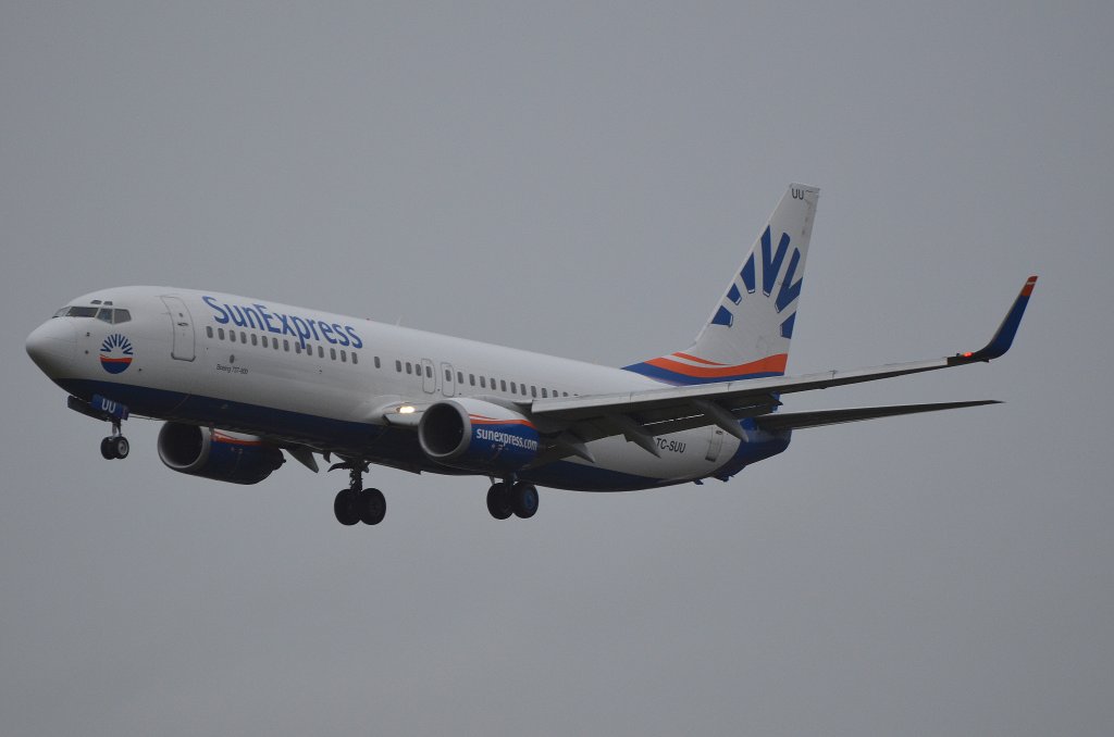 Die Boeing 737-800 TC-SUU der SunExpress im Landeanflug auf Hamburg Fuhlsbttel am 08.12.11