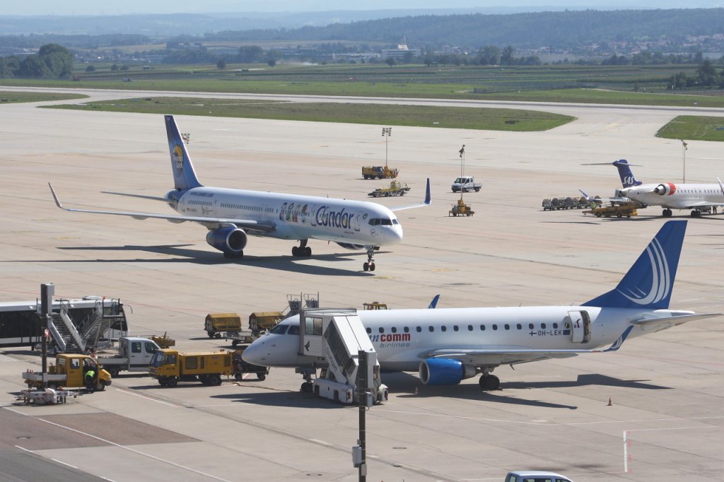 Die Boeing 757-300 D-ABOJ rollt nach der Landung in Stuttgart zu ihrer endgltigen Parkposition (06.09.10)