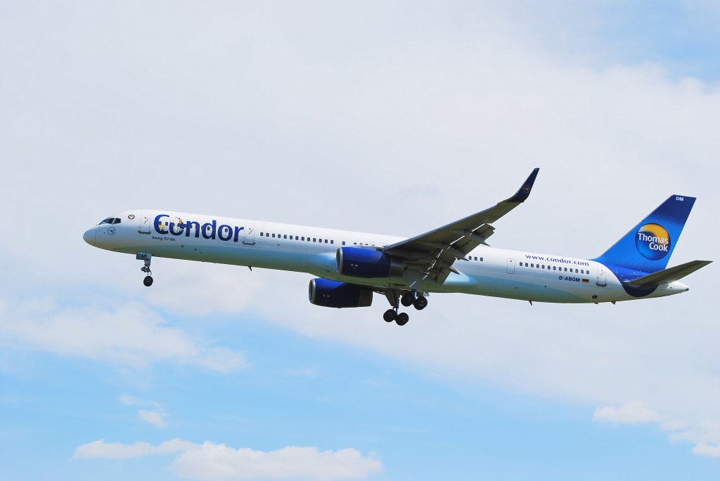 Die Boeing 757-300 D-ABOM der Condor vor der Landung in Hamburg Fuhlsbttel am 01.06.11