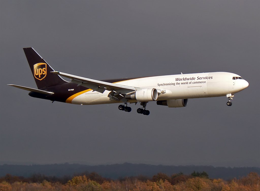 Die Boeing 767-300F(ER) von UPS N319UP im Anflug auf die RWY 14L in CGN/EDDK im Nov. 2009
